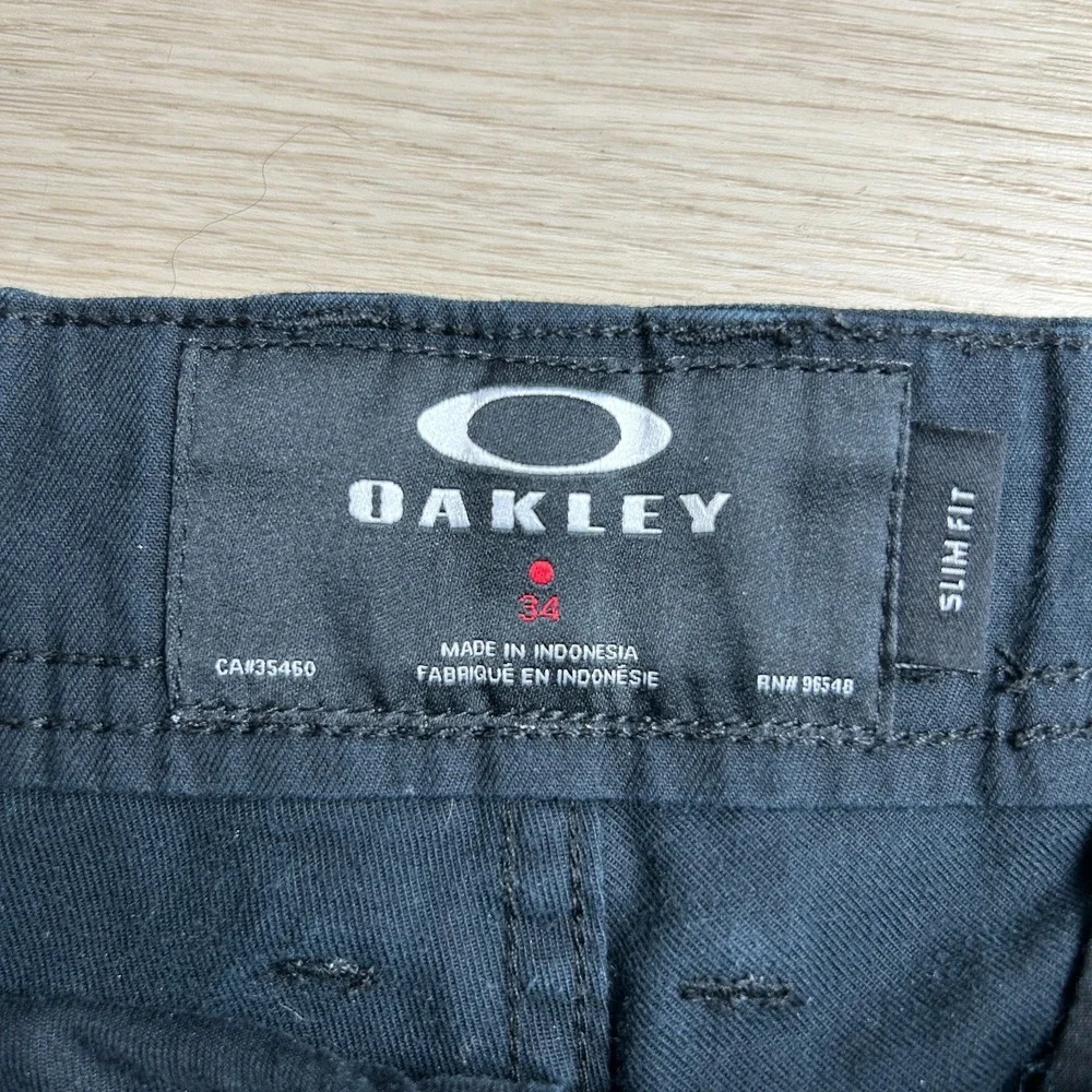 Oakley Mens Size 34 Black Slim Fit Cargo Shorts Stretch Zipper Pocket Golf